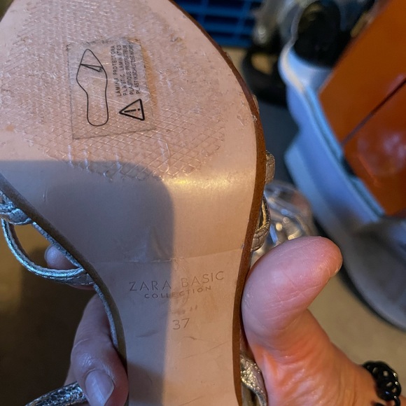 Gorgeous vintage art deco metallic silver leather strap/case sandals BRAND NEW - Picture 3 of 3